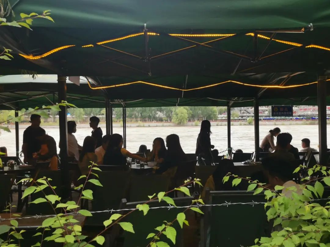 在黄河边茶摊休息的游客除了美食和美景,兰州黄河风情线还有丰富的