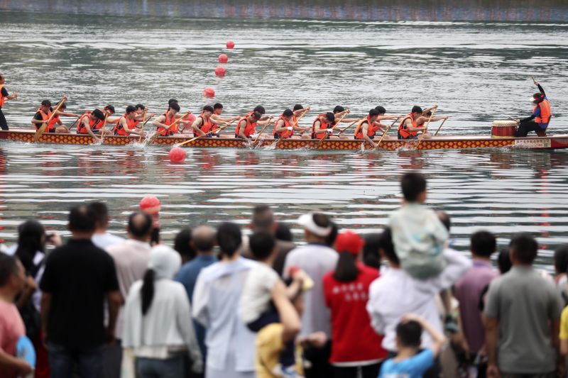 6月8日，龙舟代表队在湖南省资兴市东江湾水上运动中心进行比赛。图片来源：IC photo