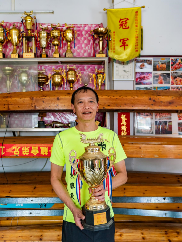 辉叔的儿子孔令锋(下称"锋哥")从小也特别痴迷扒龙船,经常偷偷跟着