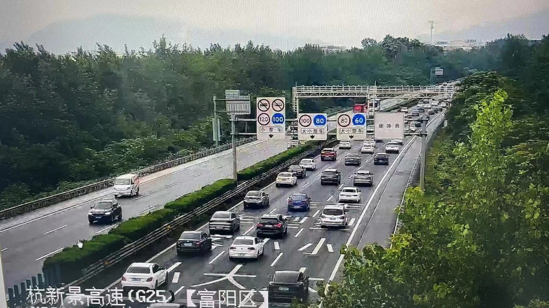 g56杭徽高速杭向66k,55k,30k等路段因大流量影响后方有序缓行.