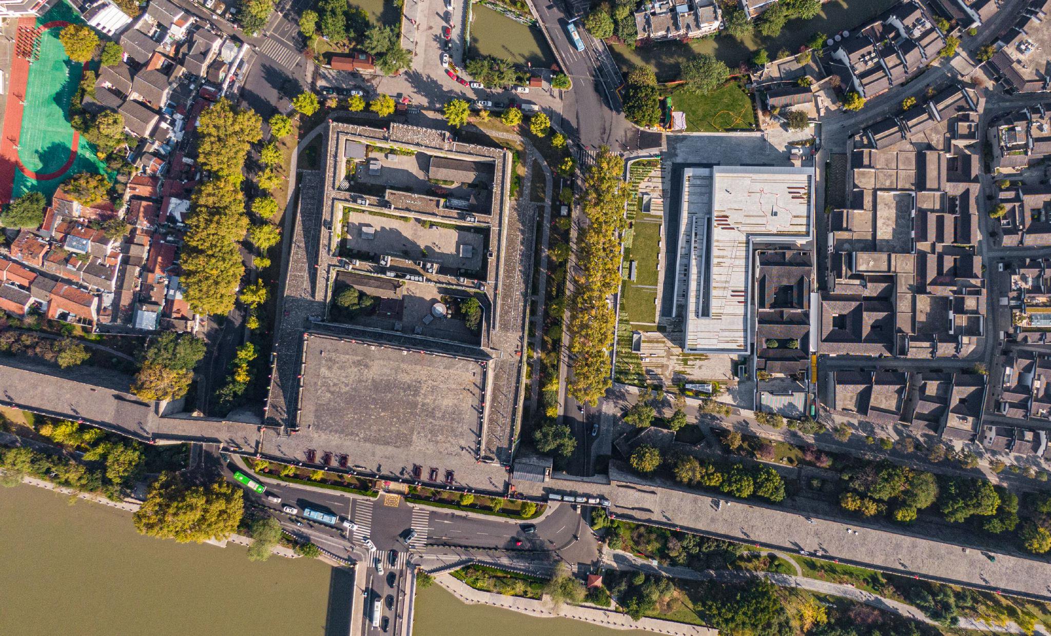 从高空俯瞰南京中华门城堡及南京城墙博物馆.