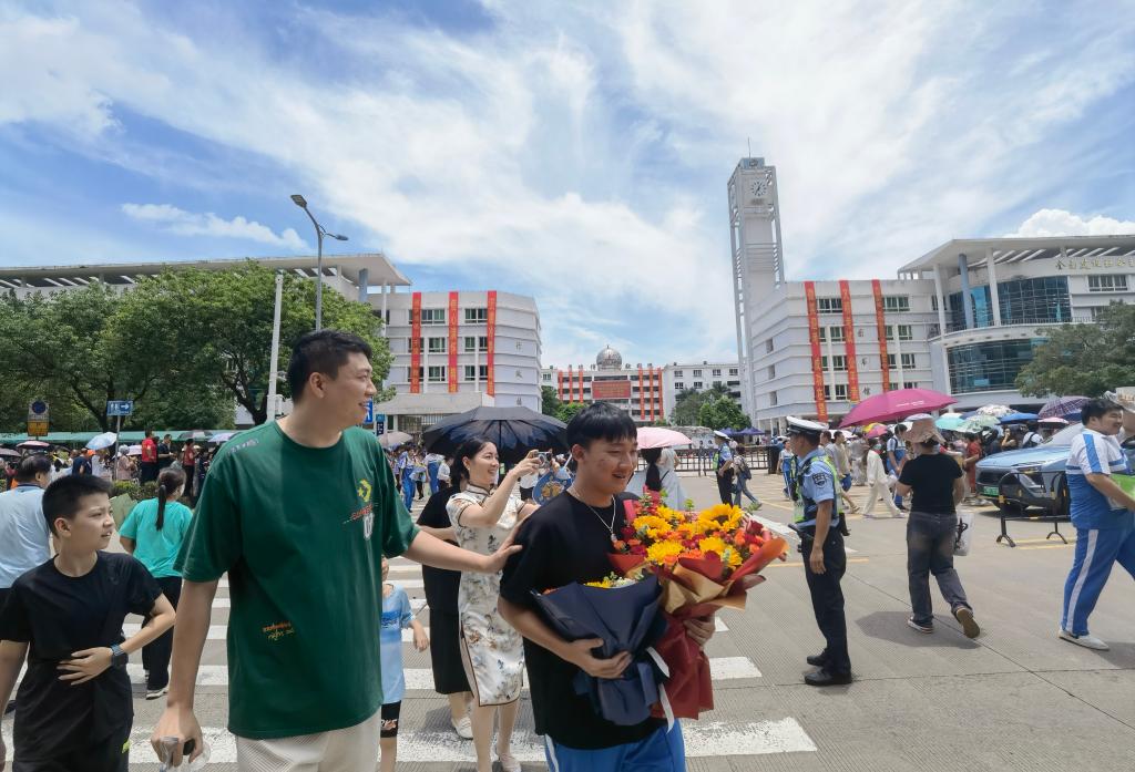 成都市西北中学高三学生唐玉菁告诉记者,她准备报考沿海省份的大学