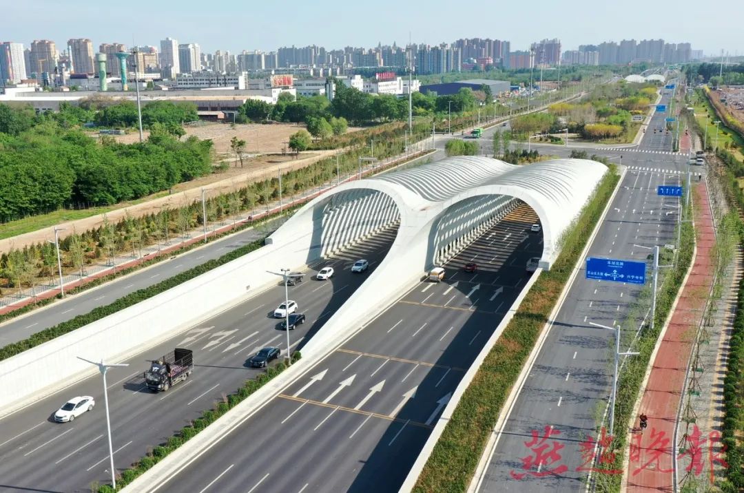 看过大道通衢的复兴大街,转过建设中的东二环(南二环至裕华路)提升