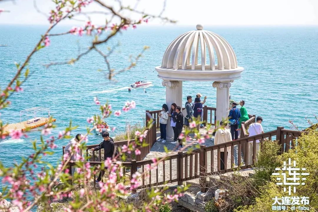 景区特别打造的艾蒿路也迎来了不少人前来体验;◆紫云花汐薰衣草庄园