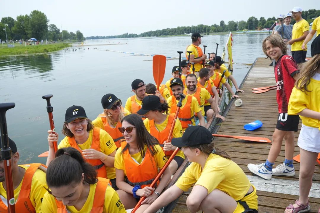 第二届意大利中国商会端午龙舟赛现场,意大利朋友们参赛.