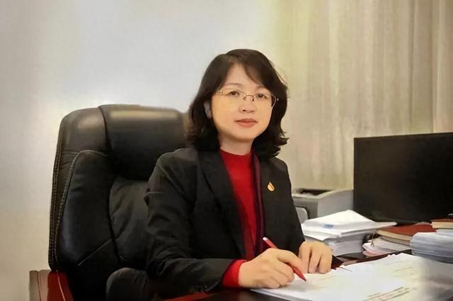 公开简历显示,杨慧今年51岁,长期在贵州省医药卫生系统工作,曾任原