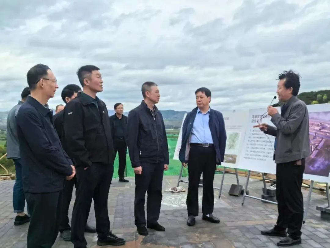 近日,长沙市芙蓉区政协组织机关党员干部和党员委员开展喜迎人民政协