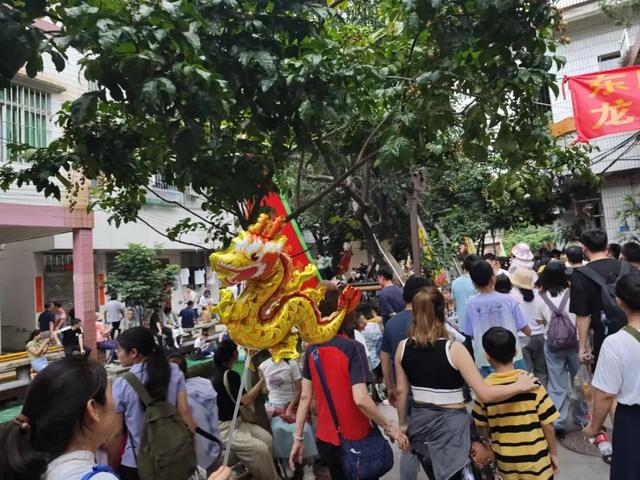 不怎么了解这项赛事,不知道20几米的龙舟还能在狭窄的河道上像赛车