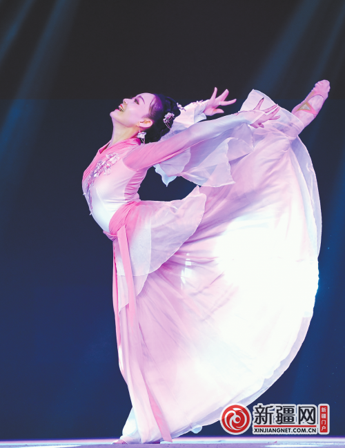 乌鲁木齐市艺术剧院歌舞团参赛选手在2024乌鲁木齐首届雪莲杯舞蹈