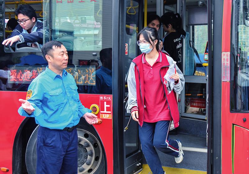 74邕城公交车将考生安全送达南宁市第二中学凤岭校区考点.