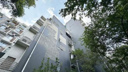 太禾水晶城小区2栋5单元其中一侧的墙体外墙砖已出现大面积脱落,另