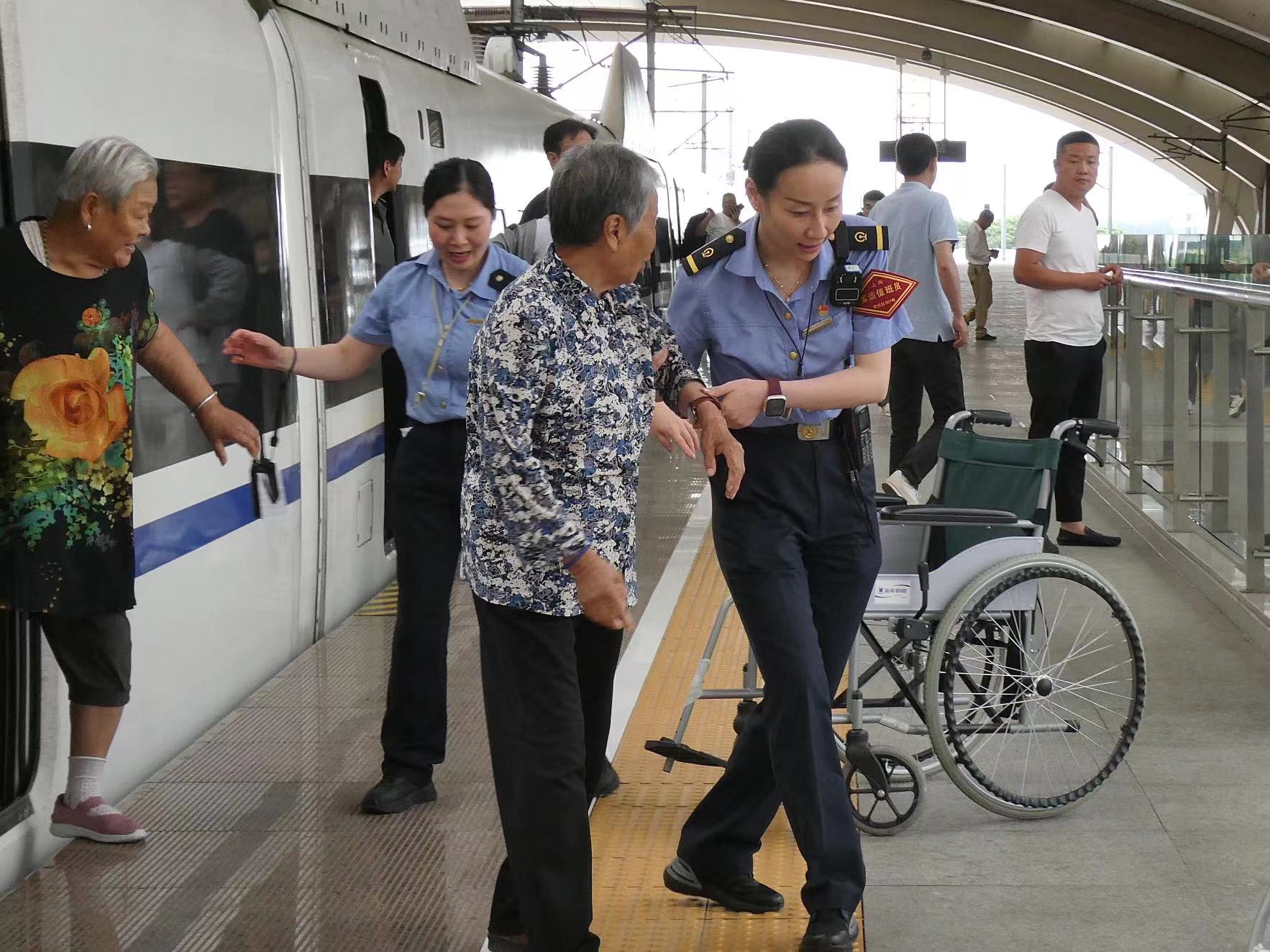 長三角鐵路端午假期發送旅客逾960萬人次,同比增近7% - 新浪香港