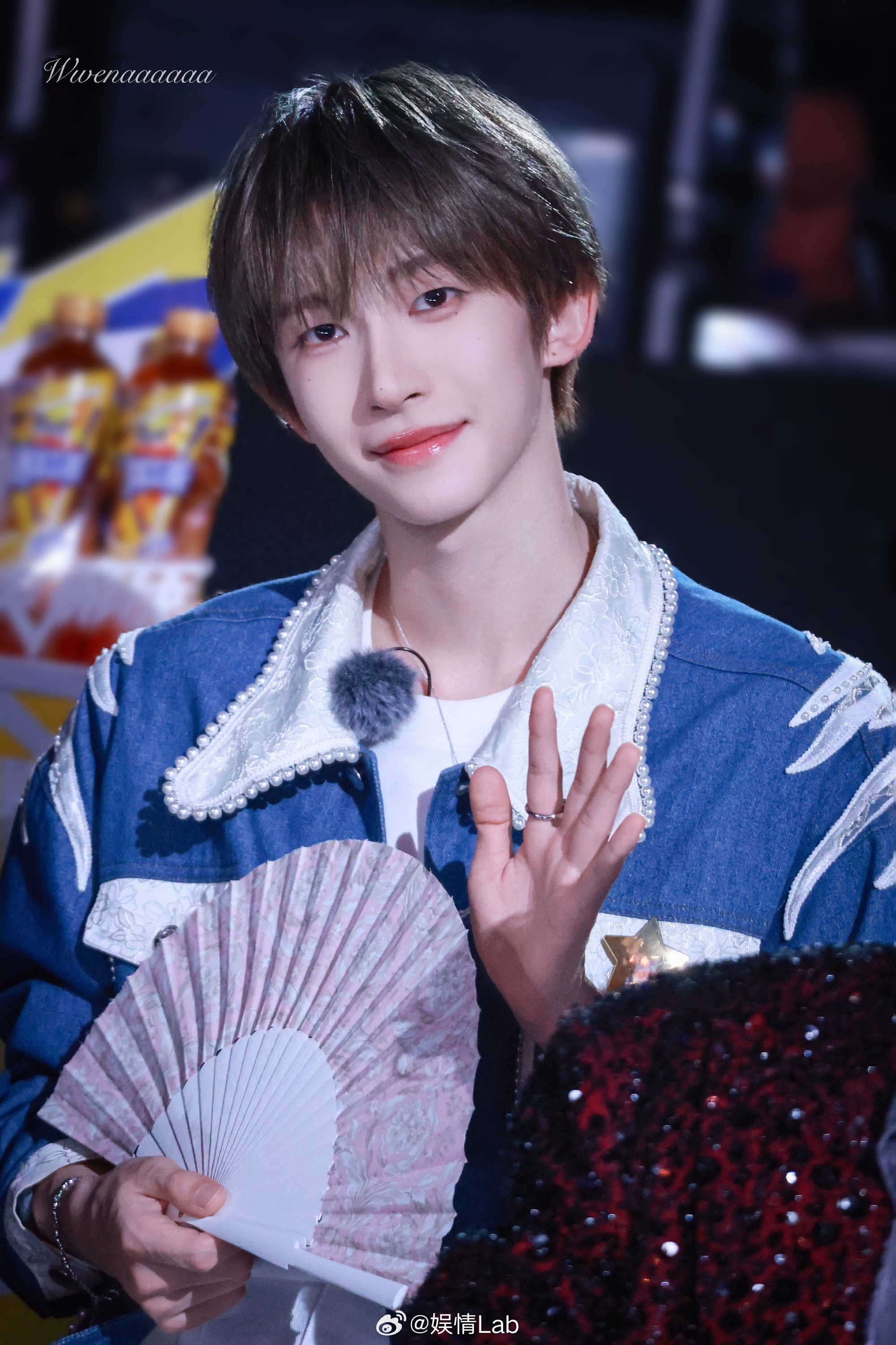 @刘宇Yu_ 《闪光的夏天》前排路透图来啦 蓝色套装拉满夏日清爽感…|刘宇|闪光的夏天|前排_新浪新闻