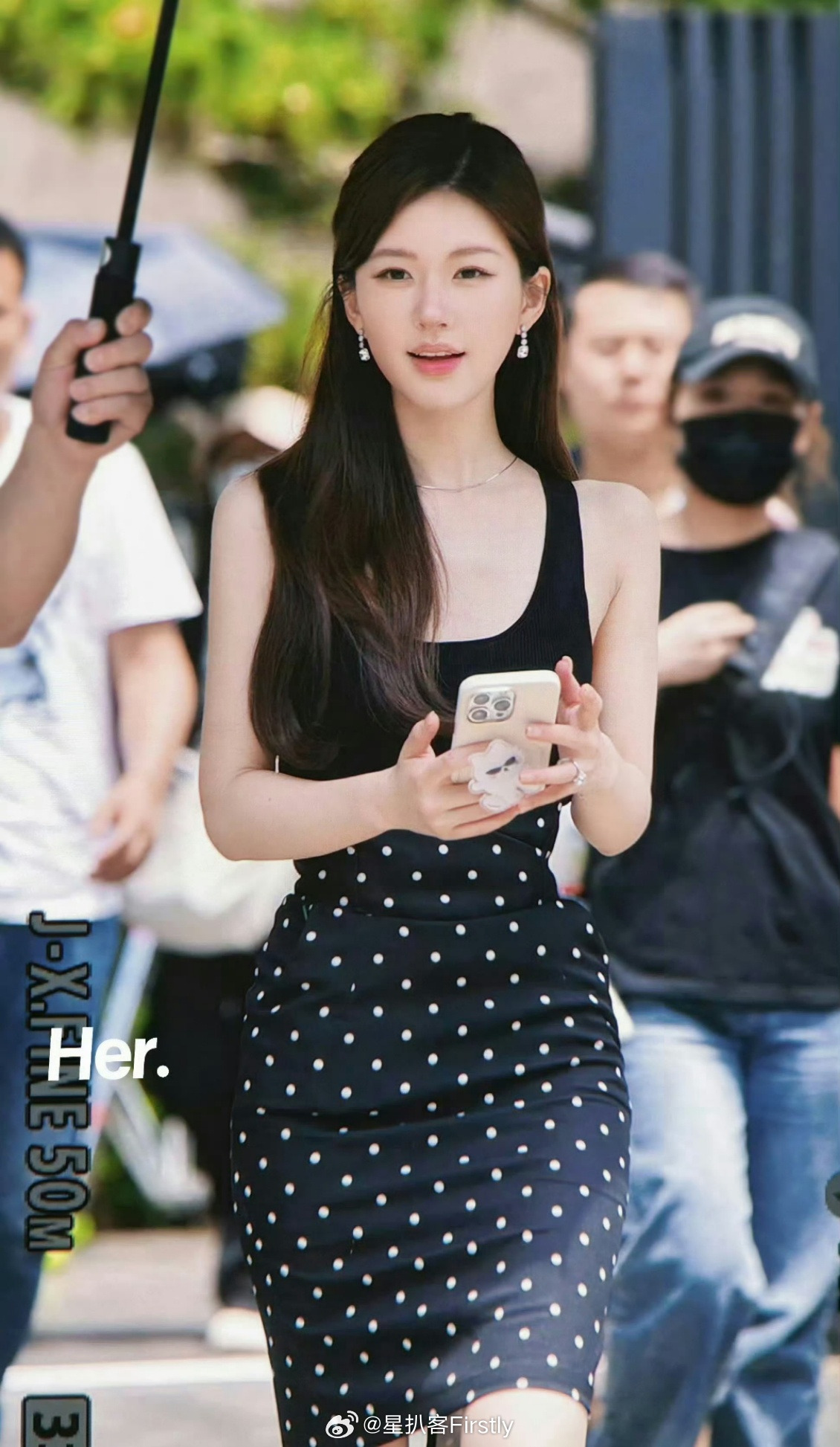 《许我耀眼》路透图来了！开始期待赵露思饰演的金牌女主播许妍|赵露思|路透|许我耀眼_新浪新闻
