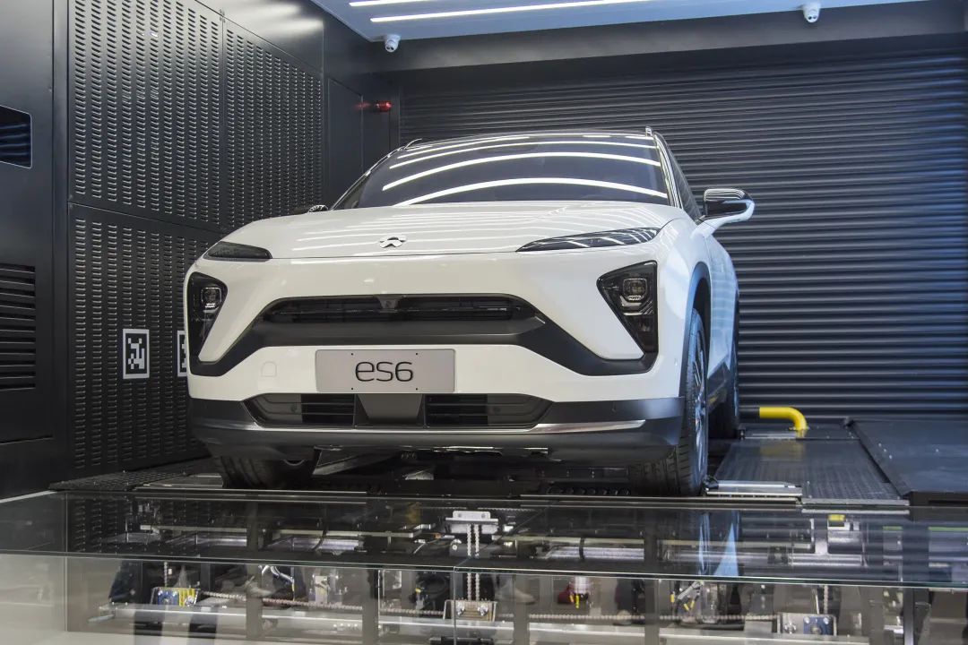 2021 年上海车展,蔚来第二代换电站进行换电演示 | 来源:视觉中国虽然