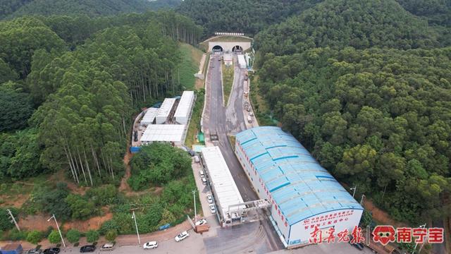 南宁东风路隧道全线贯通