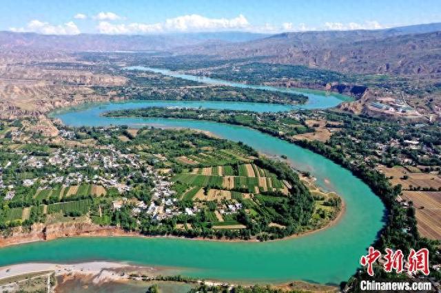 图为无人机航拍流经青海省尖扎县的黄河.(资料图)赵凛松 摄
