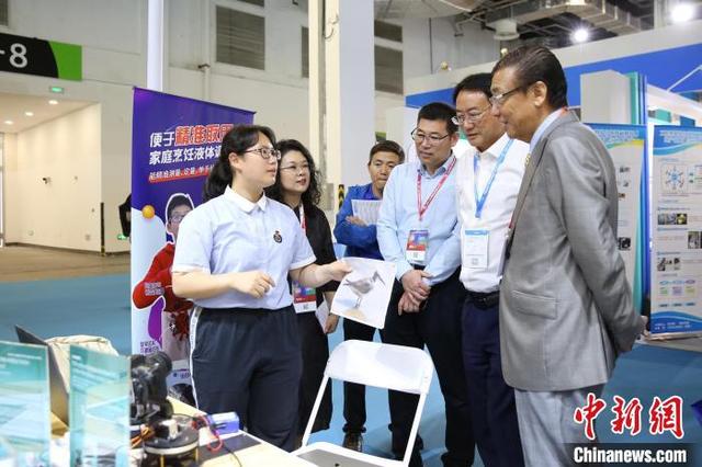 学生发明者介绍相关科技发明成果.(上海市科技艺术教育中心供图)