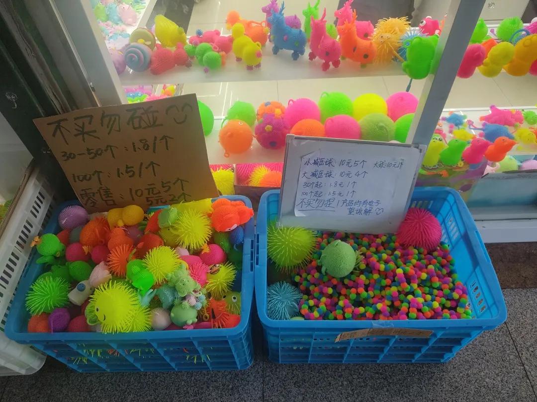 筱筱跟男人来到商贸城附近的一家底商,店铺里售卖的都是玩具,带她过来