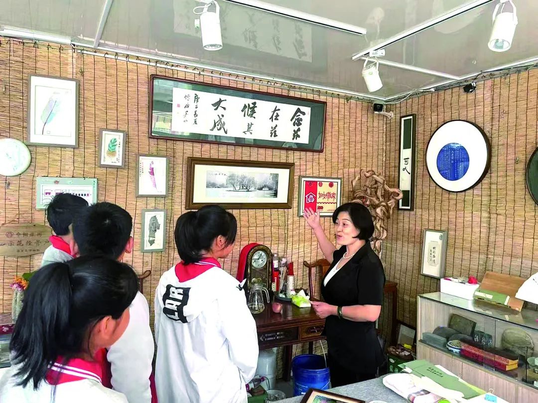 高芳为山海关区古城小学的学生们讲解中国画知识.