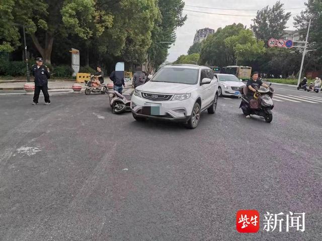 小轿车右转进小区,突然撞上直行电动车