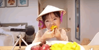 女儿成为网红后,律二妈妈,不停在各个国家各大网络平台,给女儿开设