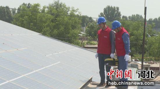 国网鹿泉供电公司党员服务队走进村民张幸曼家中,为她检测屋顶的光伏发电设备运行安全情况。 翟磊 摄
