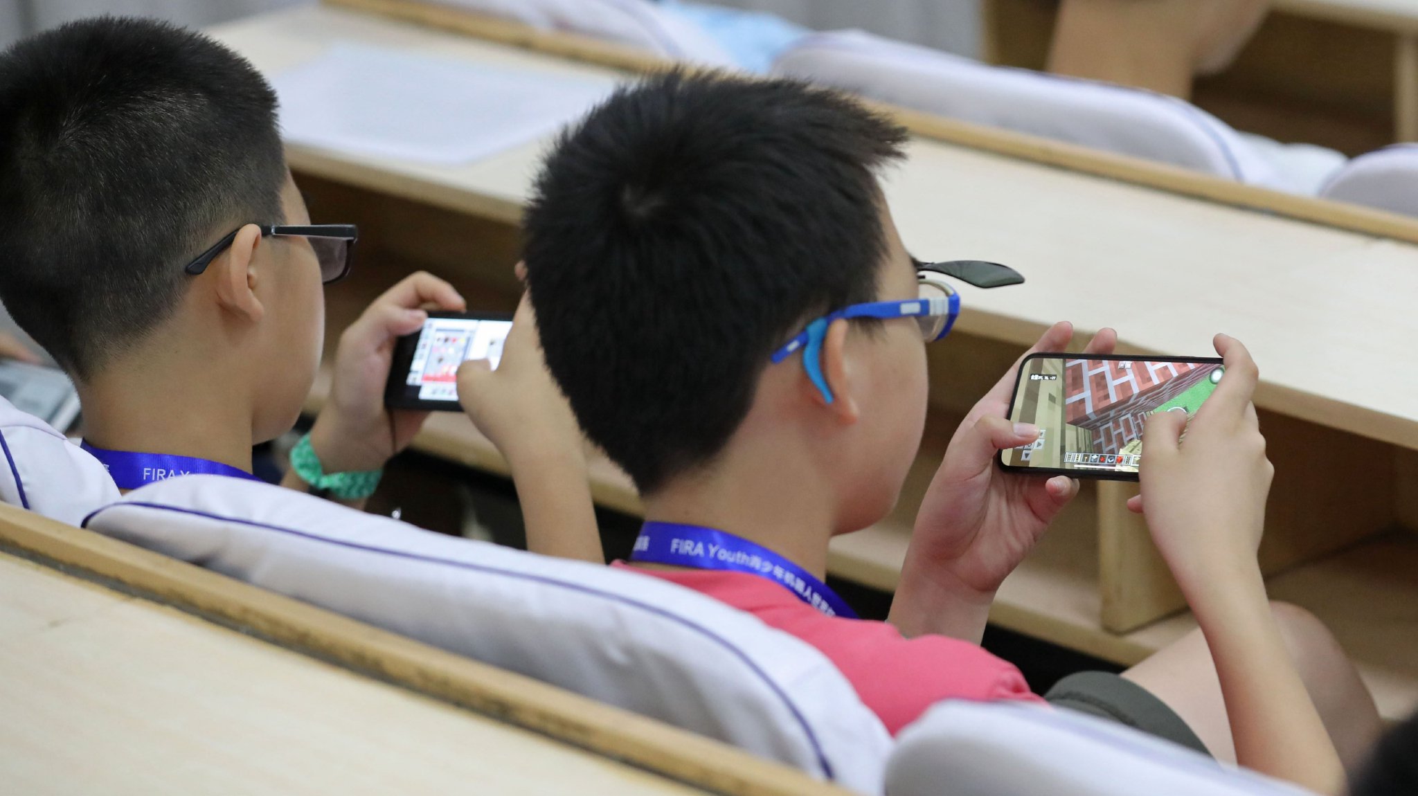 火热的社交游戏,也管不住渠道服?