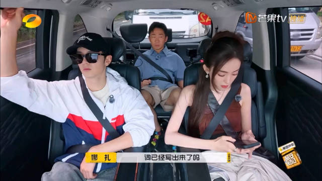 杨迪一个人带飞两个百灵鸟,一首歌唱出来八个调的感觉…|杨迪|古力娜扎_新浪新闻