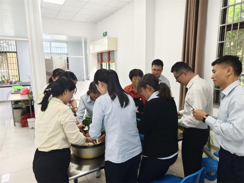 邮储银行和县支行开展"迎端午"员工包粽子活动