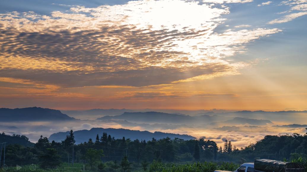 沉浸式观赏云南水富市三角坪头苗寨云海