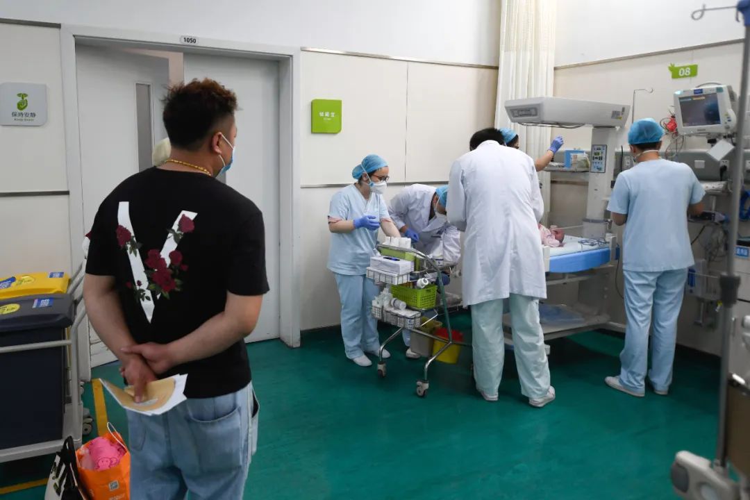 报道一例一岁儿童误服电蚊香液中毒案例,急诊医生进行一系列抢救工作