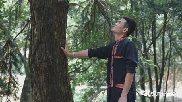 2012年李富权辞职回家，在金秀承包了1700亩林地，创办了香草岭瑶药种植基地，开始摸索规模化的林下仿野生种植。