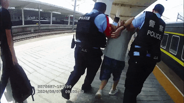 醉酒男子在列车上掌掴他人并暴力袭警,已被刑拘