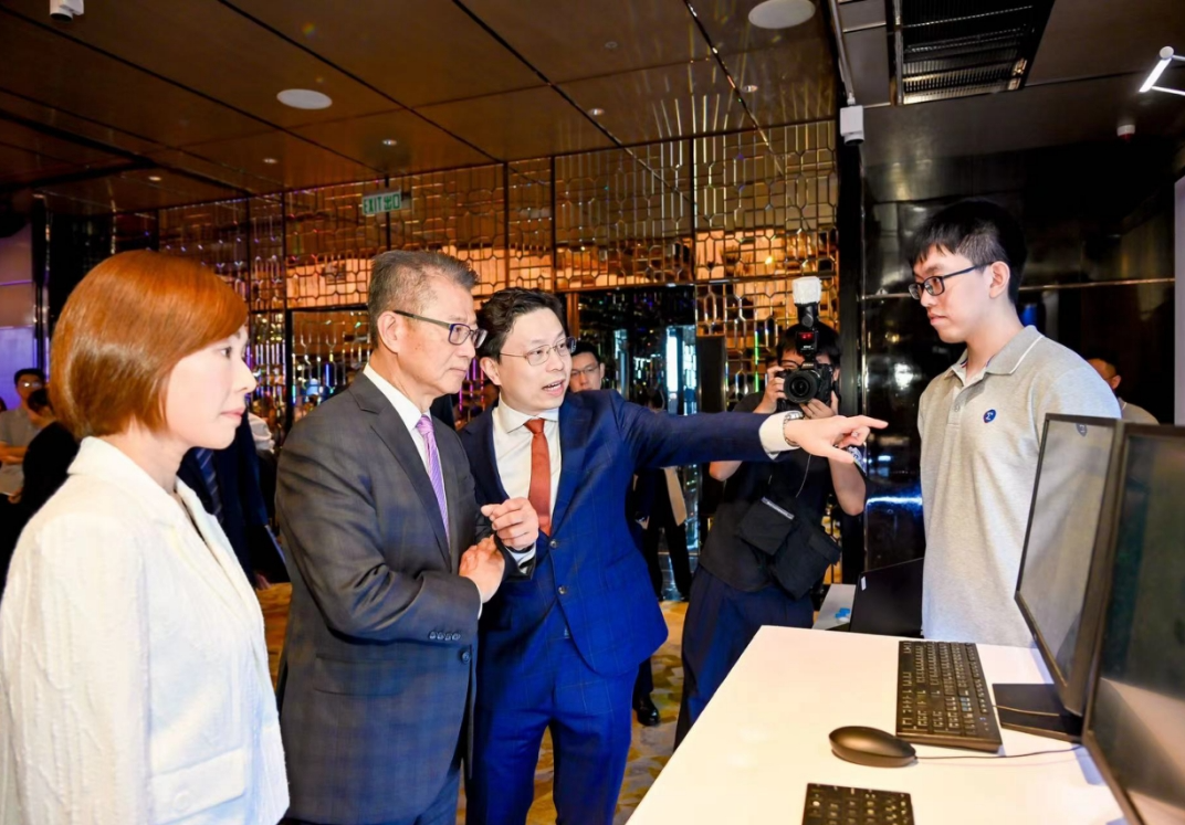 陈家齐(左一)与思谋科技创始人兼董事长贾佳亚(右二)现场参观展区思谋