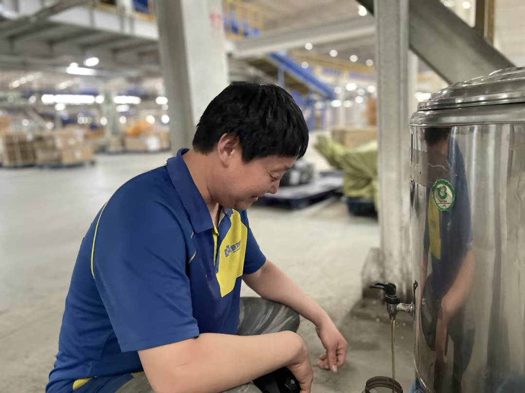 旺季遇上高温,请为快递小哥送上一份清凉!