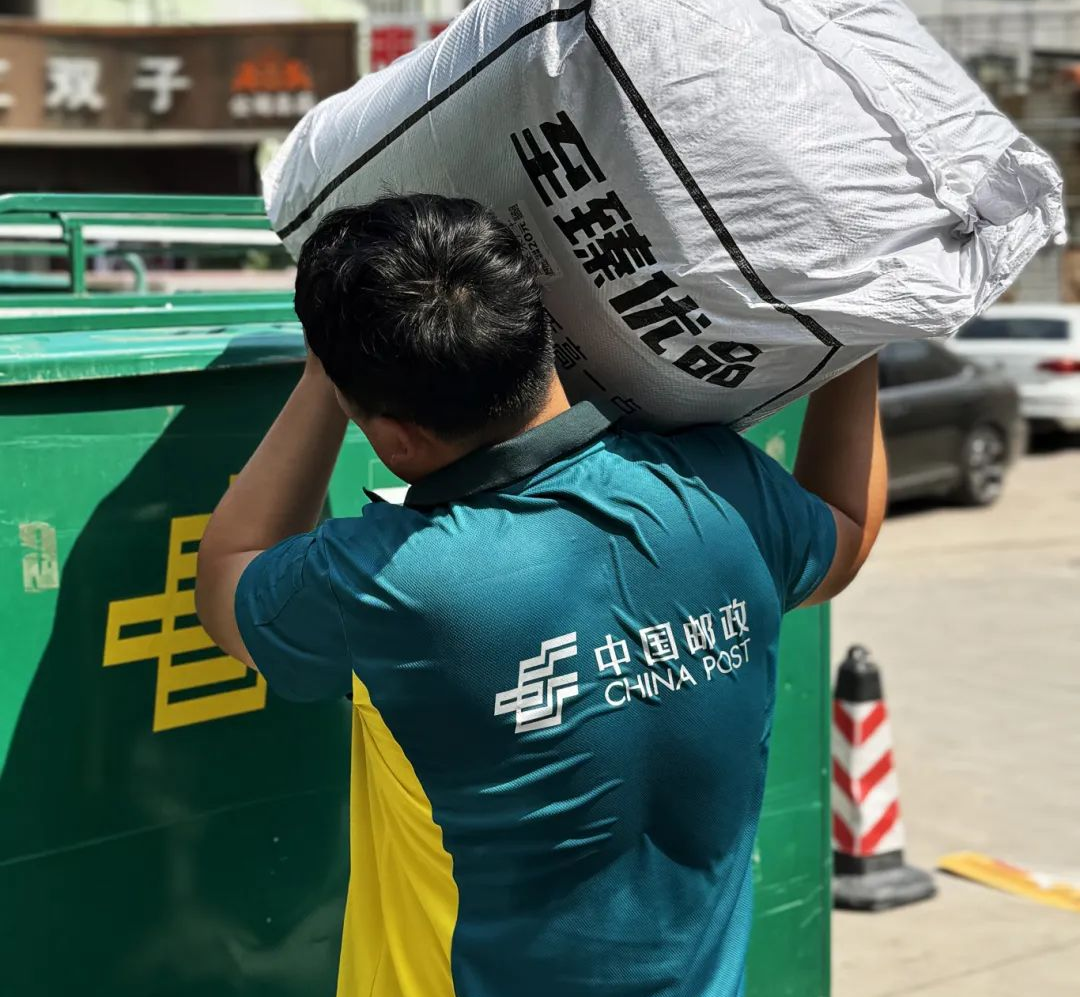 旺季遇上高温,请为快递小哥送上一份清凉!