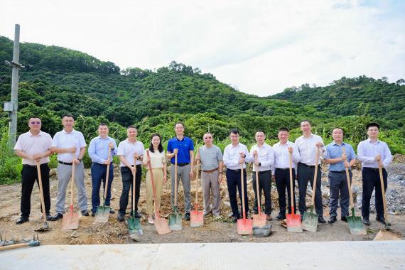 平安产险东莞分公司副总经理张胜亮向谢岗镇代表送上植树款捐赠牌.