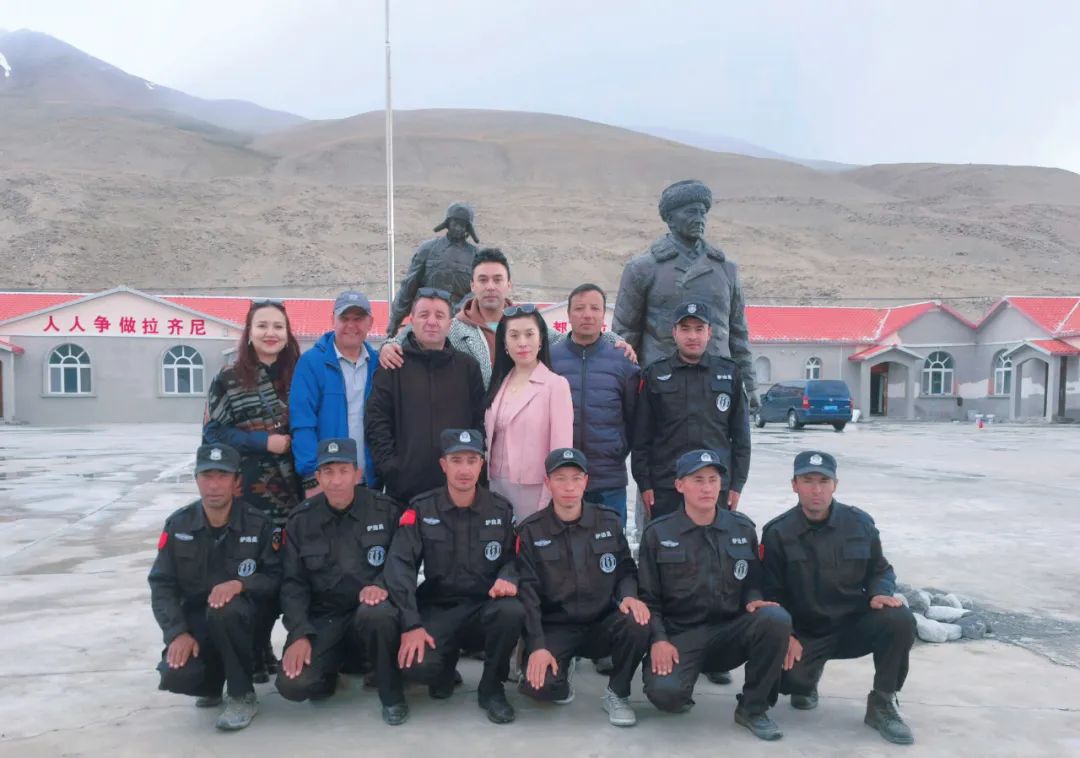 玉克赛克·西加艾提(后排左三)和剧组成员在"时代楷模"拉齐尼·