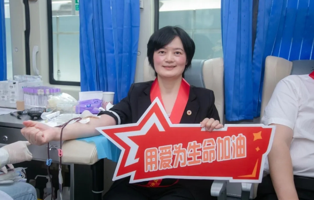 多地领导干部世界献血者日带头献血,这名市委书记献血