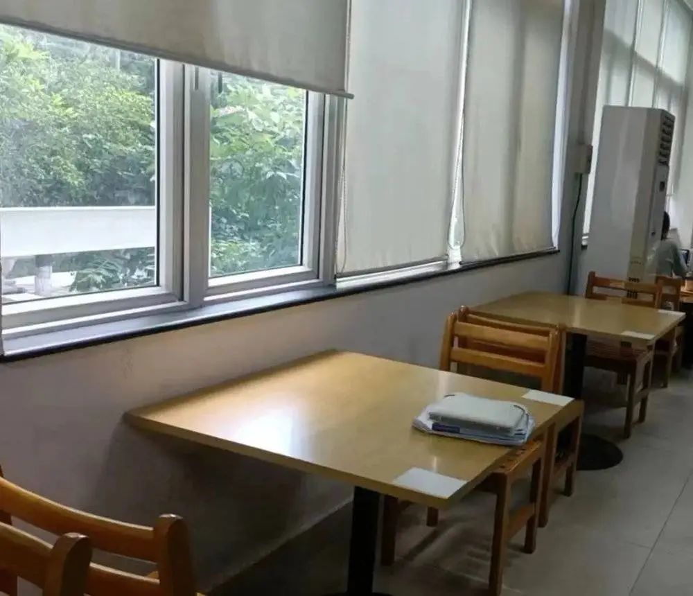 在董琦印象里,那段时间图书馆座位难抢,抬头总能看见熟悉的面孔,不是