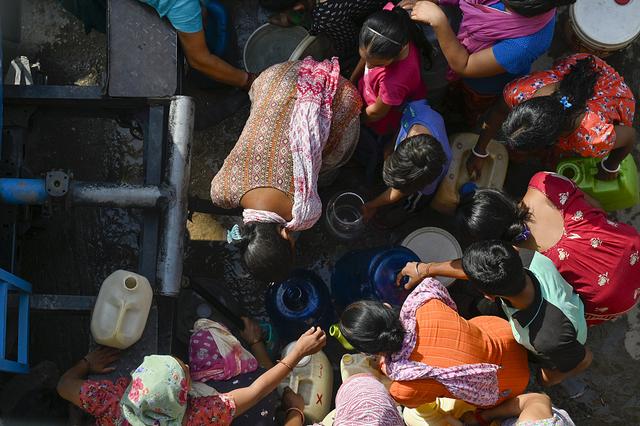 中暑,缺水,不平等和死亡,逼近50℃的印度遭遇严重高温