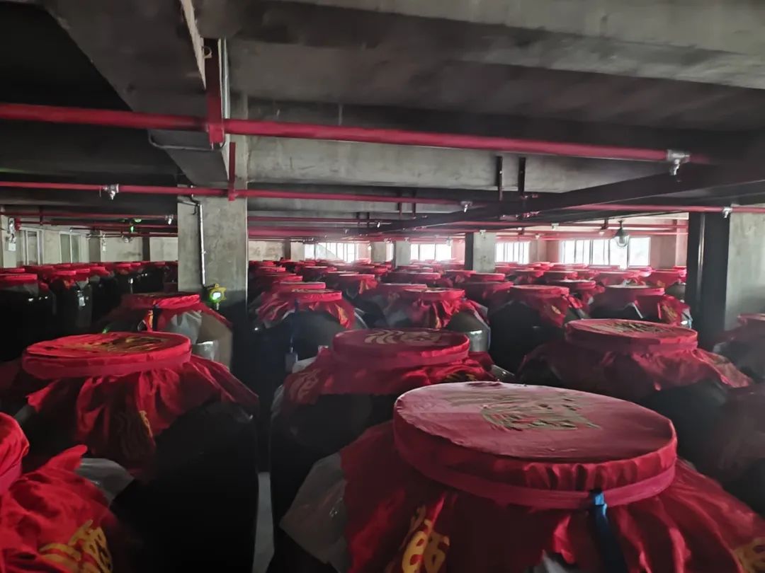 公司拥有10余位省级品酒师和3名国家一级调酒师,确保每一批产品的优良