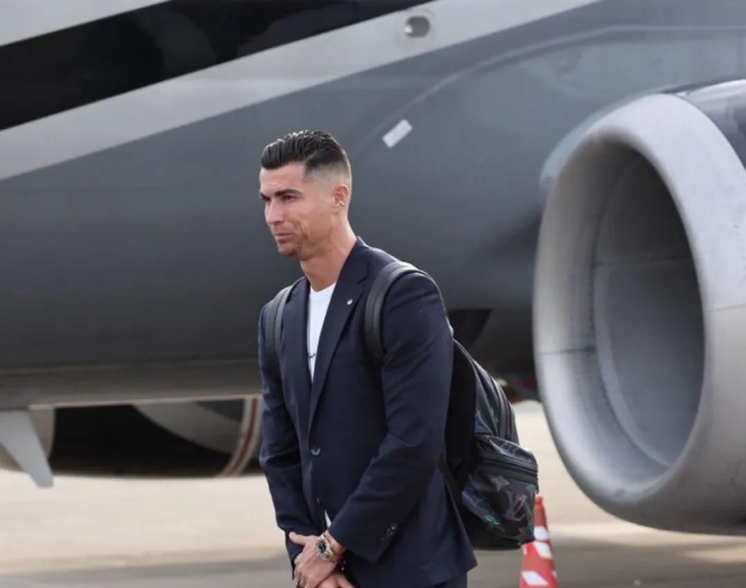 抵达德国!c罗帅气西装照来袭