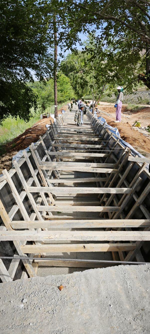 驻村干部协调水利部门为科木其村进行水渠维修,改善农村发展基础与此