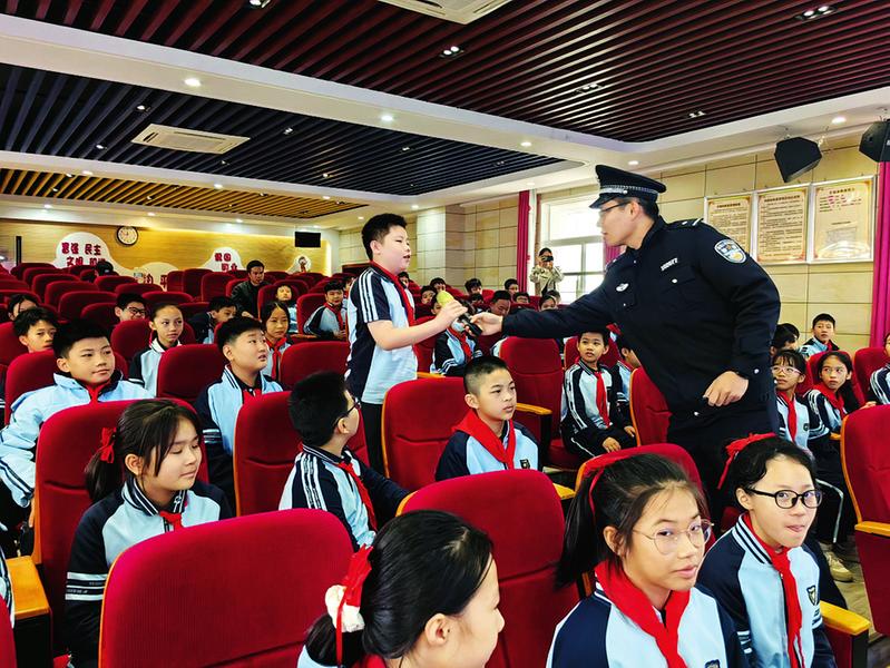 南湖分局长虹派出所民警在红星小学开展反诈宣传.