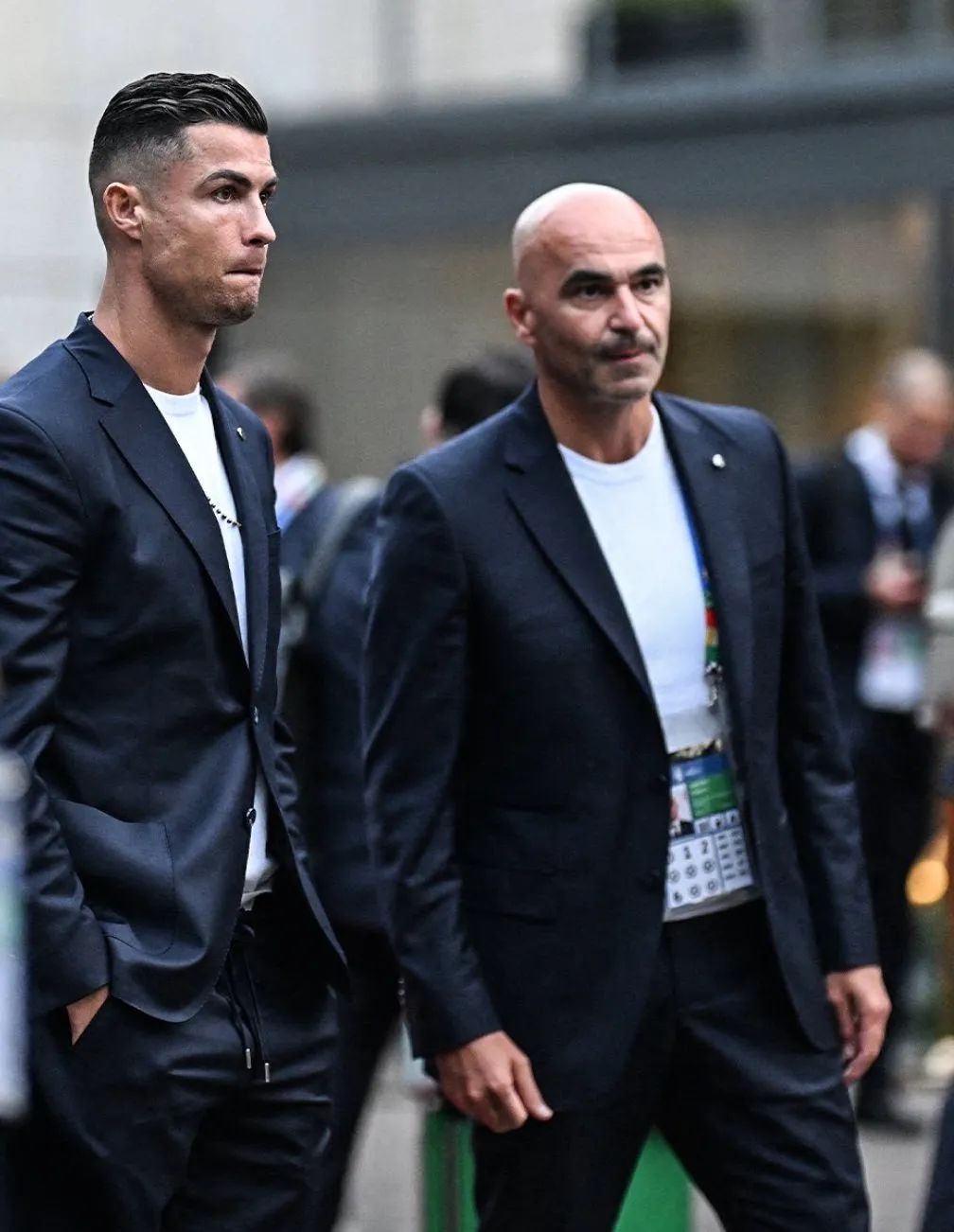 抵达德国!c罗帅气西装照来袭