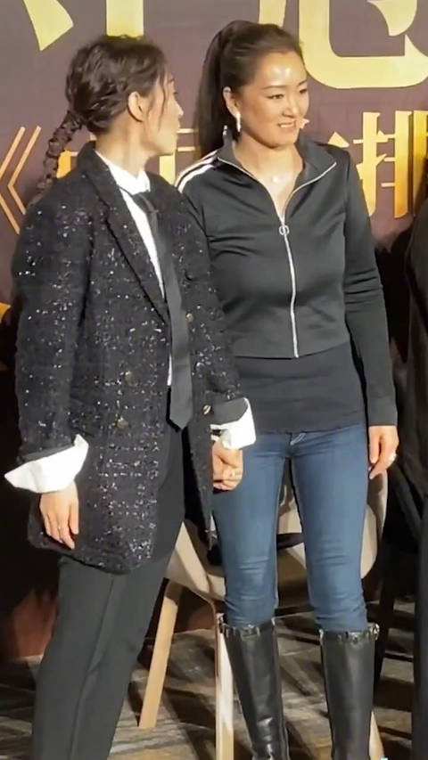 刘敏涛牵巩俐过来一起坐,竟连鼓掌都是手牵手…|刘敏涛|巩俐_新浪新闻
