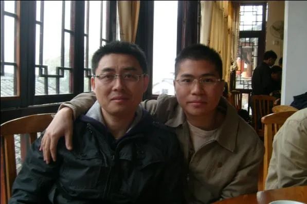 ▲2009年梁善麟（右）和时任阿里巴巴国际站东莞区域经理合影