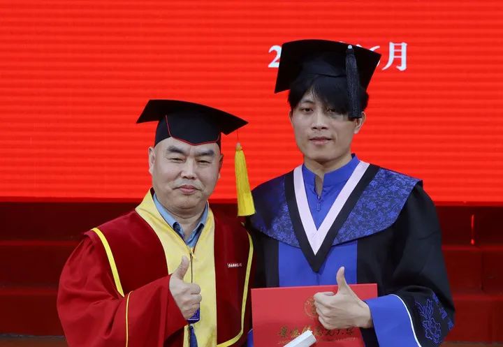 这场学位授予仪式只为他一人